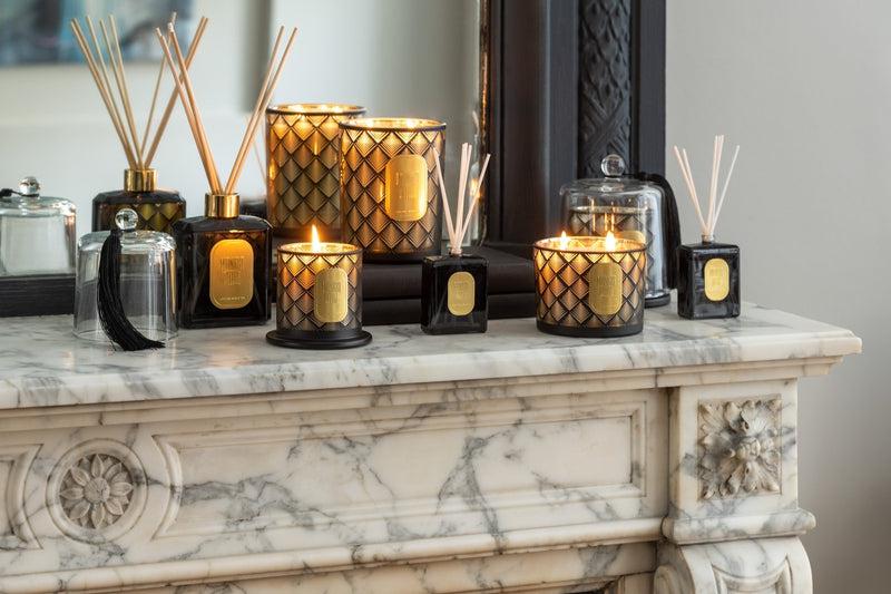 Geurkaars In Glas Bel Midnight Deluxe Sapphire Amber Tea