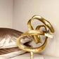 Ornament Gouden Knot Op Marmeren Standaard